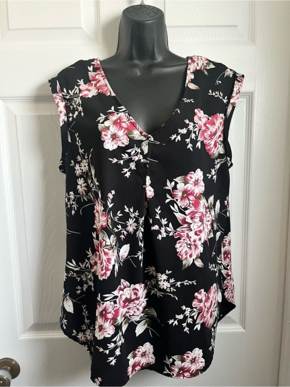 3/25$💥 Devoted Top Blouse Floral Black Medium Women Sleeveless Summer V-Neck